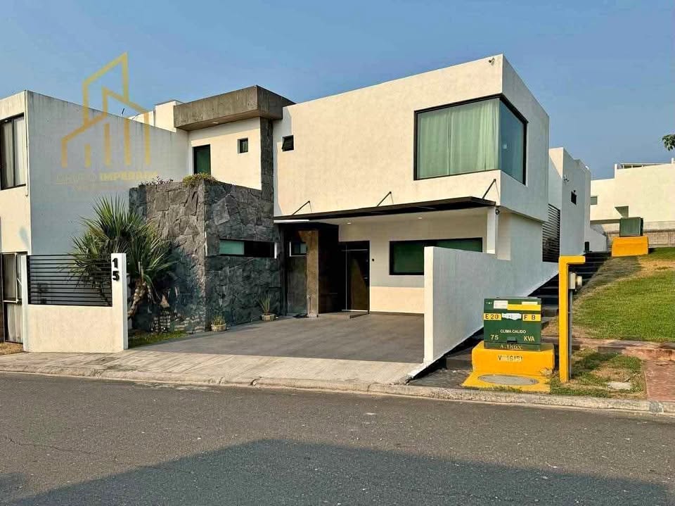 Foto de Casa en venta en Lomas de la Rioja en esquina